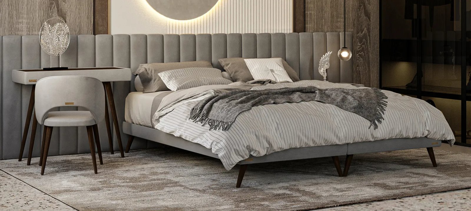 Hall Wave'i voodi nurga alt pehme peatsi, tooli ja seinale kinnitatud lauakesega puitviimistlusega toas.