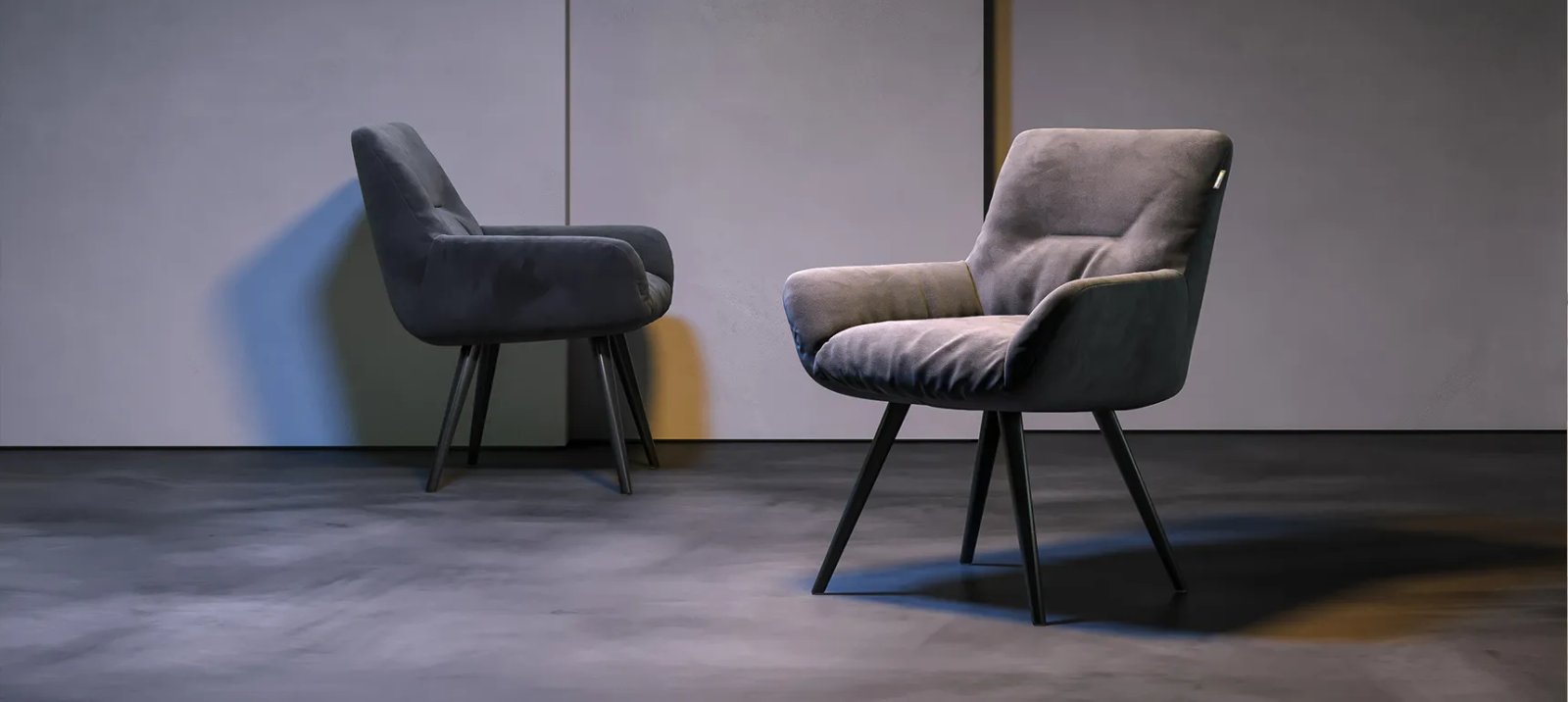 Kollane Cori tool väikese lauakese juures heledas kaasaegses puhkeinterjööris.