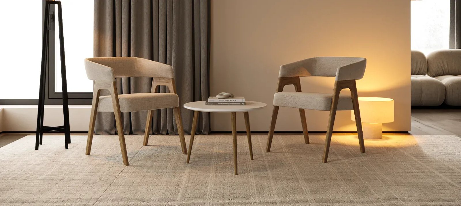 Mitu kreemjast kangast Larsi tooli heledast puidust söögilaua ümber minimalistlikus interjööris.