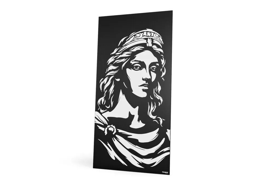 Athena portreega seinapaneel tumedas kaasaegses interjööris madala halli kangaga mööbli juures.